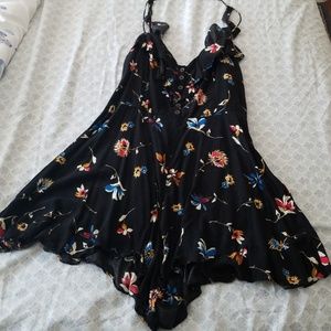 Urban outfitters | Kimchi Bkue Floral Romper 8 S M